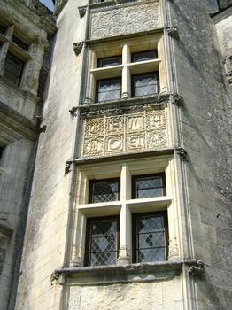 Détails de la tour nord de la façade du château de Puyguilhem, à Villars