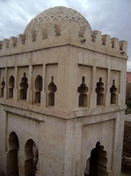 La Qoubba almoravide (avec au fond la mosquée Ben Youssef)