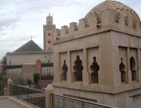 La Qoubba almoravide (avec au fond la mosquée Ben Youssef)
