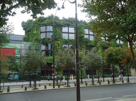 La façade verte du Musée du Quai Branly, côté quai de Seine (Paris 7e)