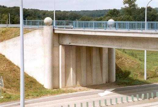 Le pont de la Quercinelle sur la N5 au sud de Philippeville, reconstruit en 2000-2002