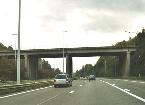 Brück in Ransart der N568 über die Ringautobahn R3 von Charleroi