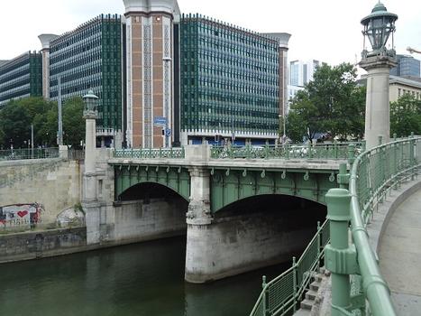 Le pont Radetzky, par lequel l'Uraniastrasse passe au-dessus de la rivière Wien