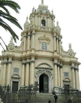 Le duomo (cathédrale) San Giorgio, baroque (début du 18e siècle) au sommet de la colline de Ragusa Ibla (Sicile)