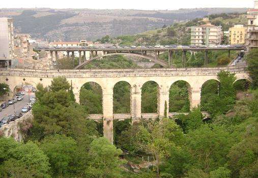 Le ponte Vecchio, appelé aussi pont des Capucins, vu du pont Nuovo, avec à l'arrière-plan, le pont Pape Jean XXIII, entre Ragusa Superiore (à gauche) et la ville nouvelle de Raguse, à droite