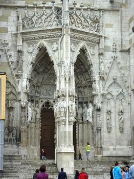 La façade de la cathédrale de Ratisbonne