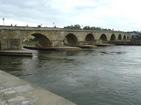 Le pont de pierres (Steinerne Brücke), sur le Danube