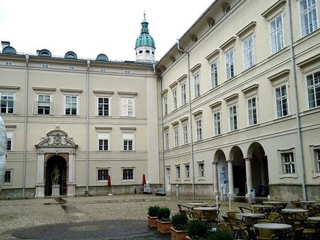 Les bâtiments entourant la cour nord de la Residenz sont actuellement occupés par l'Université de Salzburg