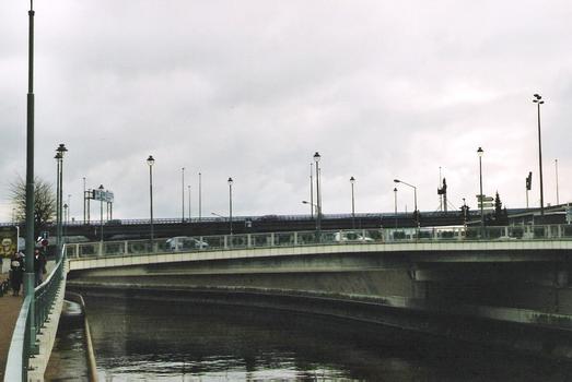 Le pont (routier) de la Résistance, sur la Sambre, à Charleroi
