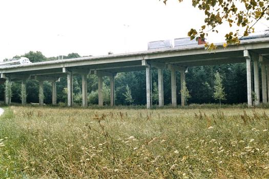 Le viaduc de Rhisnes (commune de La Bruyère), sur l'E42