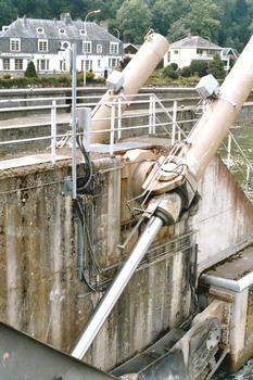 Détail des vérins d'un des mécanismes du barrage de Rivière, sur la Meuse