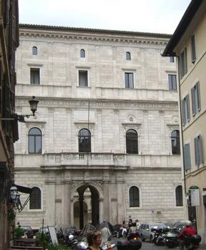 Vue partielle de la façade du palais Farnèse, conçu par Sangallo et continué par Michel Ange (16e siècle) à Rome