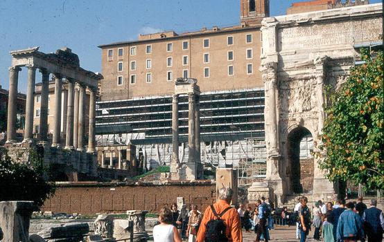 Forum Romanum: Saturn-Tempel (links) und Triumphbogen des Septimus Severus