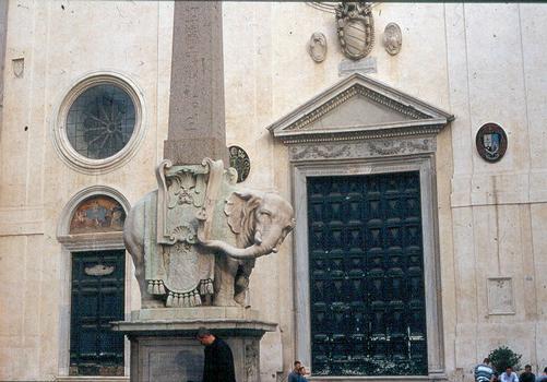 L'église Santa Maria sopra Minerva (Sainte Marire de la Minerve), seule église gothique de Rome. La façade et la fontaine des Eléphants (Le Bernin)