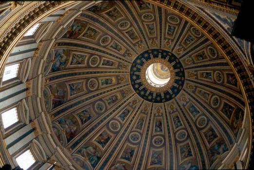 Rome. Vatican. La coupole (intérieure) de la basilique Saint-Pierre