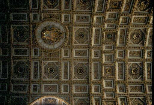 Rome. Vatican. Les voûtes et les plafonds de la nef centrale de la basilique Saint-Pierre