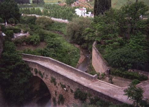 Le pont San Miguel, appelé aussi pont romain, à côté des bains arabes de Ronda