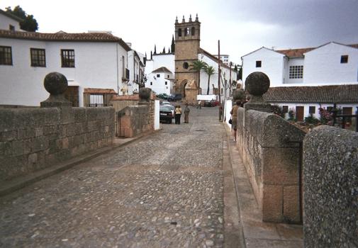 Le pont arabe, dit puente viejo, à Ronda, entre la porte San Miguel (vieille ville) et l'église du Jesus (nouvelle ville)