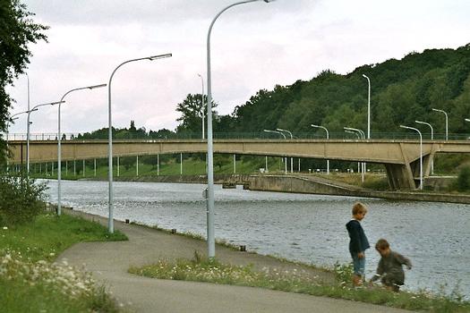 Le pont de la N533 (rue de Chenu) à Ronquières, sur le canal Charleroi-Bruxelles, en aval du plan incliné