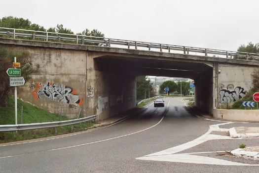 Le pont de l'autoroute A50 sur la D559 à la sortie est de Roquefort-La Bédoule (Bouches-du-Rhône)