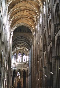 Le choeur, les fenêtres et les voûtes de la cathédrale de Rouen