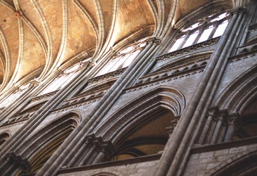 Le choeur, les fenêtres et les voûtes de la cathédrale de Rouen