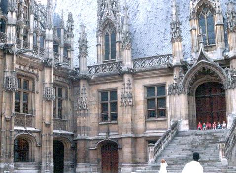 La cour intérieure du palais de justice de Rouen (Seine-Maritime)