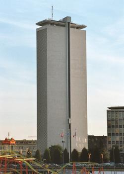 La tour des Archives, sur la rive gauche de la Seine, à Rouen