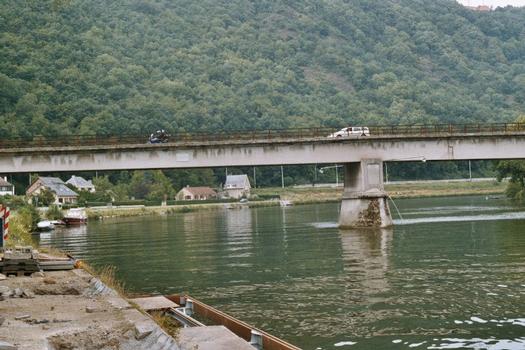 Le pont de Rouillon (commune d'Anhée), sur la Meuse : En 2003, le M.E.T. a mis à l'étude son remplacement par un pont plus large et plus moderne