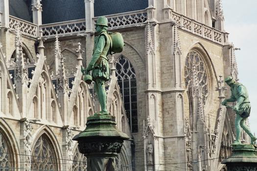 La façade orientale (et son portail) de l'église Notre-Dame-du-Sablon, à Bruxelles