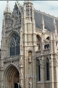 La façade et le portail principal de l'église Notre-Dame-du-Sablon, à Bruxelles