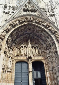 La façade orientale (et son portail) de l'église Notre-Dame-du-Sablon, à Bruxelles