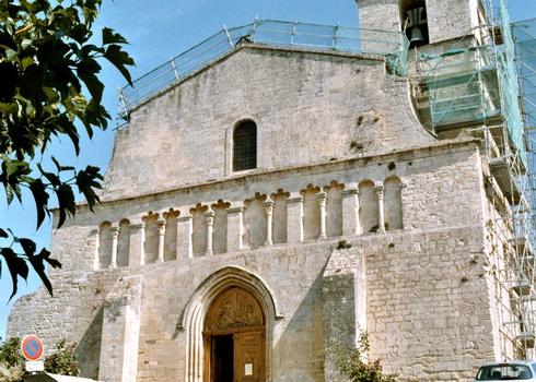 La façade de l'église (romane) de Saignon (Vaucluse)