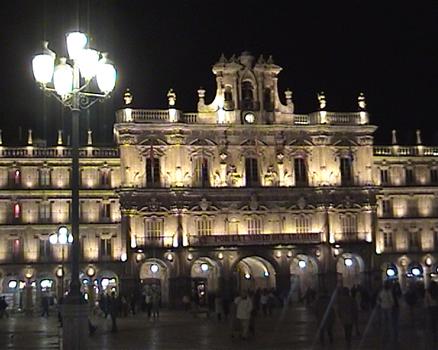 L'hôtel de ville (Ayuntamiento) de Salamanque, sur la Plaza Mayor, de nuit