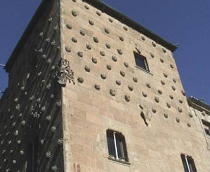 La façade est de la casa de las conchas (utilisée comme bibliothèque publique) à Salamanque