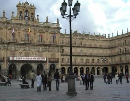 La plaza Mayor de Salamanque (début 18e s.) est fermée au nord par l'Hôtel de Ville, de style baroque également