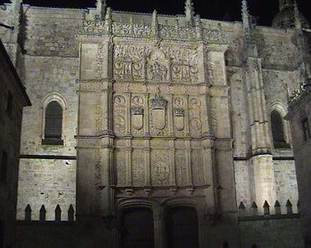 Le portail de l'Université de Salamanque, de nuit, donnant sur le patio de Las Escuelas
