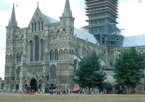 La façade de la cathédrale de Salisbury (Wiltshire)