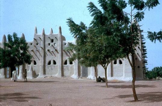 La mosquée d'adobe (briques d'argile séchée au soleil et crépie, et structure de rondins de bois) de San (Mali)