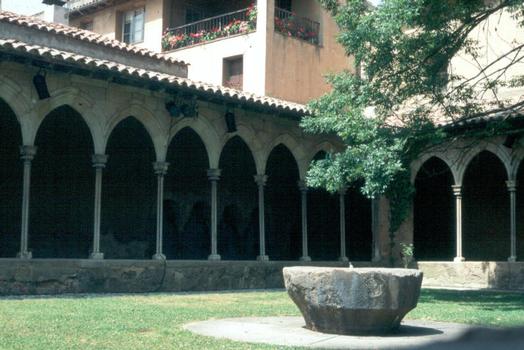 Le cloître (gothique) de San Juan de los Abbadesses (Catalogne)