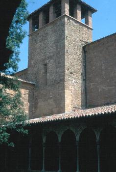 La tour et le cloître de l'église de San Juan de los Abbadesses (Catalogne)