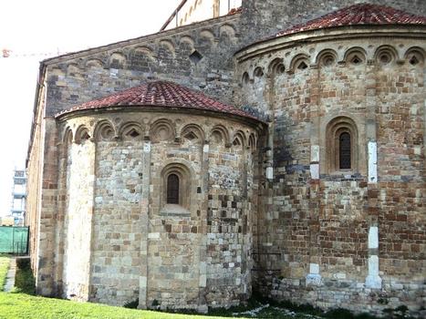 L'église romane de San Piero a Grado (commune de Marina di Pisa, Toscane) a la particularité d'avoir deux absides, une droite, à l'ouest, l'autre en demi-cercle avec absidioles, à l'est; elle date du 11e siècle