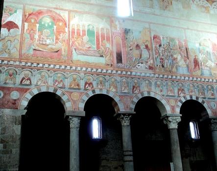 L'intérieur de l'église San Piero a Grado à Marina di Pisa (Toscane), du 11e siècle, est décoré de fresque bien conservées du début du 14e siècle