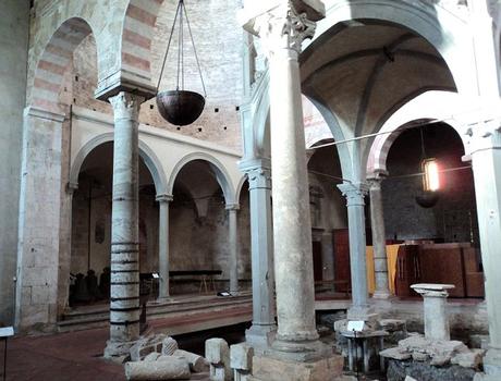 L'intérieur de l'église San Piero a Grado à Marina di Pisa (Toscane), du 11e siècle, est décoré de fresque bien conservées du début du 14e siècle