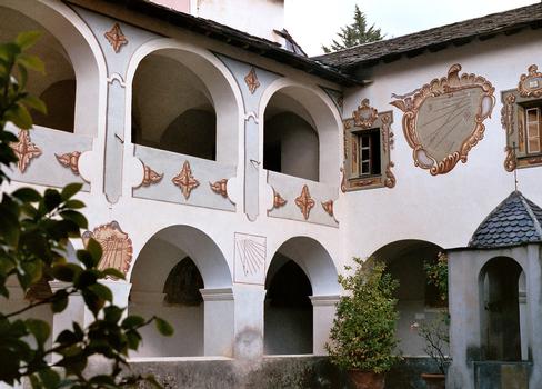 Le cloître, avec ses fresques du 18e siècle, du couvent des Franciscains à Saorge (Alpes maritimes)