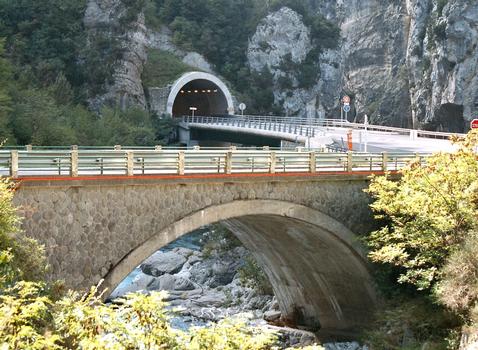 Bendola-Brücken und Tunnel für den Zugang zum Dorf Saorge