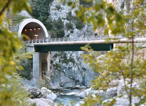 Le nouveau pont routier de la Bendola, sur la Roya, à l'entrée sud de Saorge (Alpes maritimes)