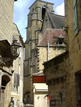 Le clocher de l'église Sainte Marie, à Sarlat. Reconstruite à partir de 1365, l'église n'a été achevée qu'en 1507. Désaffectée en 1790, restaurée en 1935, puis réhabilitée en 2000 par l'architecte Jean Nouvel, elle sert aujourd'hui de marché couvert
