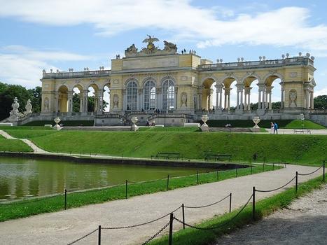 La Gloriette, arcade néoclassique conçue par Ferdinand von Hohenberg en 1775, occupe le point culminant du parc du château de Schönbrunn