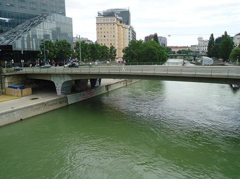 Le Schwedenbrücke, à côté de la Schwedenplatz, enjambe le canal du Danube